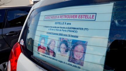 Une affiche relatant les circonstances de la disparition d'Estelle Mouzin sur la vitre d'une voiture, à Guermantes (Seine-et-Marne), le 9 janvier 2021.&nbsp; (GEOFFROY VAN DER HASSELT / AFP)