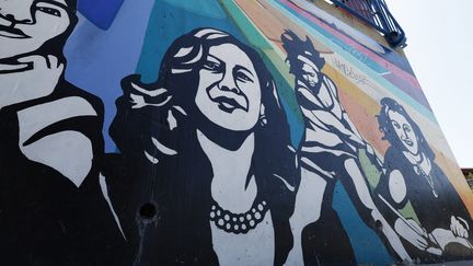 Une peinture murale représentant la vice-présidente Kamala Harris sur un mur de l'école primaire Thousand Oaks qu'elle a fréquentée dans son enfance à Berkeley, Californie, États-Unis, 22 juillet 2024. (JOHN G. MABANGLO / MAXPPP)