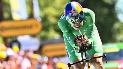 Wout van Aert à l'arrivée du contre-la-montre à Rocamadour, lors de la 20e étape du Tour de France, le 23 juillet 2022. (ANNE-CHRISTINE POUJOULAT / AFP)