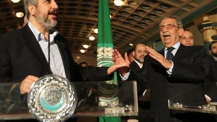 Le leader du Hamas Khaled Mechaal et le secrétaire général de la Ligue arabe Amr Moussa au Caire (3 mai 2011) (AFP / Khaled Desouki)