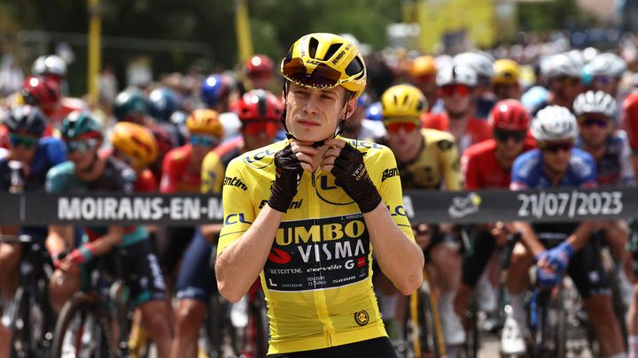 Jonas Vingegaard devant le peloton au départ de la 19e étape du Tour de France, le 21 juillet 2023. (ANNE-CHRISTINE POUJOULAT / AFP)