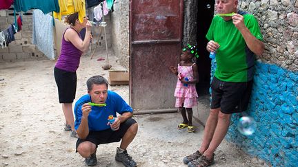 organise la visite de l’orphelinat La vigne d’or à Titanyen, village à 30 kilomètres au nord de Port-au-Prince. La distribution de sucreries, de jouets et de coloriages en référence à la vie de Jésus précède les animations et séances de chants. Au bout d’une bonne heure, il faut repartir pour la suite du programme. «Ces ONG sont convaincues du bien-fondé de leur action et ne voient évidemment pas les conséquences néfastes que leurs vacances humanitaires induisent: ingérence, mépris, pays sous perfusion et perversion des mentalités haïtiennes.» (Corentin Fohlen)