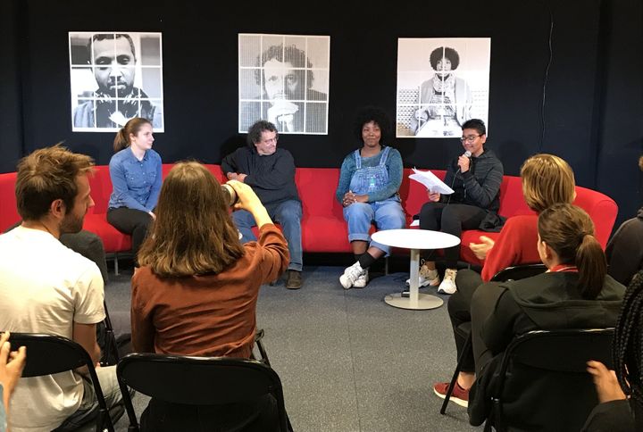 Amandine Gay et Ahmed Kalouaz avec les collégiens (Hors Limites, avril 2019)
 (Laurence Houot / Culturebox)