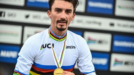 Le Français Julian Alaphilippe ému sur le podium après avoir reçu son titre de champion du monde à Imola (Italie), le 27 septembre 2020.
 (MARCO BERTORELLO / AFP)