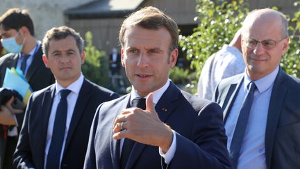 Le président Emmanuel Macron accompagné de deux de ses ministres, Gérald Darmanin et Jean-Michel Blanquer, à chambord le 22 juillet 2020 (LUDOVIC MARIN / POOL)