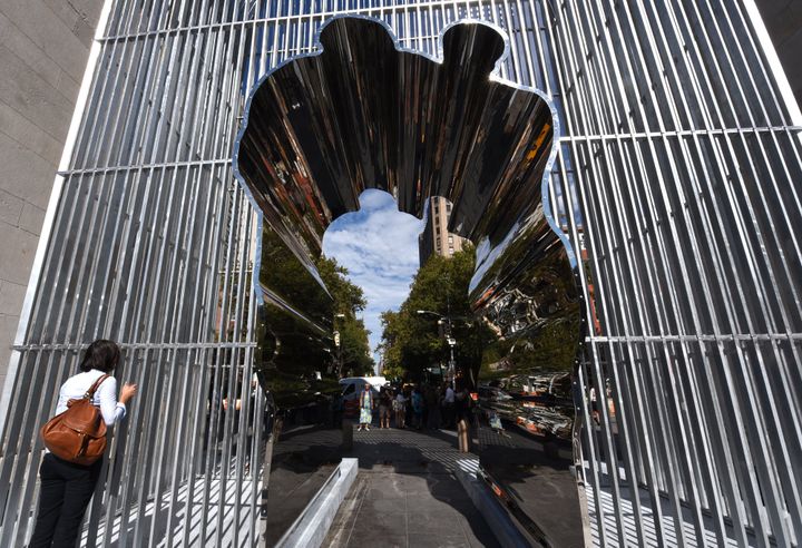 Installation d'Ai Weiwei sous l'arche de Washington Square à New York
 (Timothy A. Clary / AFP)