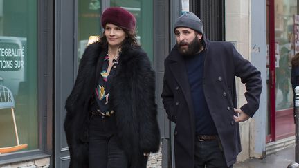 Dans "Doubles vies" d'Olivier Assayas, Juliette Binoche incarneSelena, star d'une série télé et épouse d'un éditeur, et Vincent Macaigne campe Léonard, écrivain.
 (Ad Vitam)