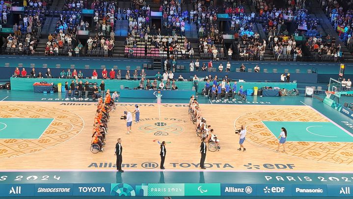 La rencontre de basket fauteuil entre les Etats-Unis et l'Espagne, à l'Arena de Bercy, le 29 août 2024, à l'occasion des Jeux paralympiques. (RAPHAEL GODET / FRANCEINFO)