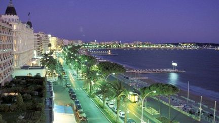 La Croisette la nuit à Cannes
 (REY-ANA / ONLY FRANCE)