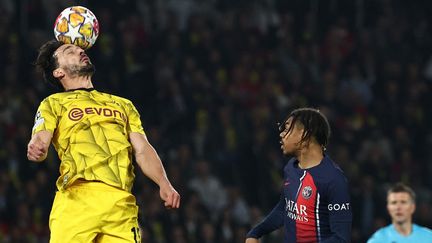 Mats Hummels s'impose devant Bradley Barcola en demi-finale retour de la Ligue des champions, mardi 7 mai 2024. (ANNE-CHRISTINE POUJOULAT / AFP)