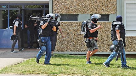 Devant l'immeuble o&ugrave; vivait Yassin Salhi, le suspect de l'attentat commis dans l'Is&egrave;re, &agrave; Saint-Priest (Rh&ocirc;ne), le 26 juin 2015.&nbsp; (MAXPPP)