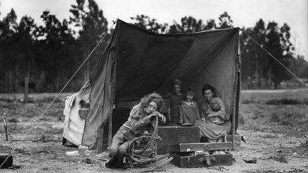 Le Jeu de Paume consacre une rétrospective à Dorothea Lange (1895-1966), grande figure de la photographie documentaire américaine dont on connait surtout les images décrivant les conséquences sociales de la grande dépression des années 1930. Pendant la guerre, elle a aussi photographié les familles nippo-américaines internées ou les évolutions dues à l'effort de guerre. "Je suis convaincue que l'appareil photo est un puissant moyen de communication", disait-elle. Elle ne volait jamais une photo. Jusqu'au 27 janvier 2018. Photo Dorothea Lange, "Migrant Mother, Nipomo, California", 1936
 (The Dorothea Lange Collection, the Oakland Museum of California, City of Oakland. Gift of Paul S. Taylor)