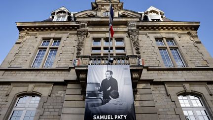 Une affiche en hommage à Samuel Paty, enseignant tué à Conflans-Sainte-Honorine (Yvelines), le 16 octobre 2020. (THOMAS COEX / AFP)