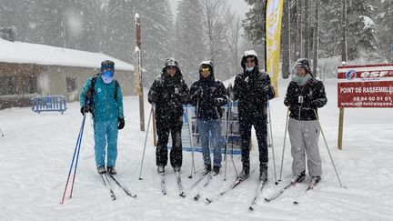 Une famille part découvrir le ski nordique avec un moniteur, dans la station des Rousses, à la frontière suisse, dans le Jura. (LAURIANE DELANOE / RADIO FRANCE)