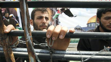 Des Palestiniens&nbsp;du Hamas se sont attach&eacute;s pour protester contre les conditions de d&eacute;tention des prisonniers palestiniens, le 13 avril 2012,&nbsp;dans le nord de la bande de Gaza. (MOHAMMED ABED / AFP)