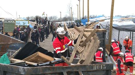 Charpente, planches, tôle... Les objets issus des tentes et cabanes ont été amassés dans de grandes bennes. (CHRIS DEN HOND/AP/SIPA)