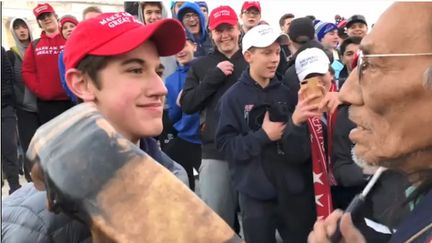 Un élève d'une école catholique du Kentucky fait face à un vétéran amérindien de la guerre du Vietnam, le 18 janvier 2019 à Washington (Etats-Unis). (Kaya Taitano via Storyful)