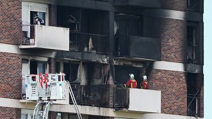 Des pompiers contiennent l'incendie survenu dans un immeuble de l'Ile-Saint-Denis (Seine-Saint-Denis), le 19 août 2023. (STEFANO RELLANDINI / AFP)