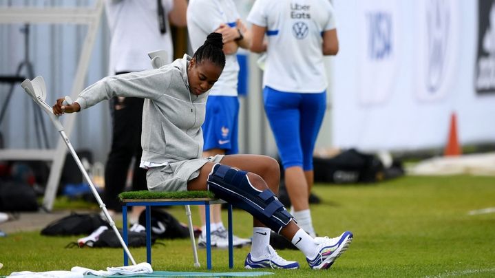 Marie-Antoinette Katoto au lendemain de sa rupture des ligaments croisés du genou, le 15 juillet 2022. (FRANCK FIFE / AFP)