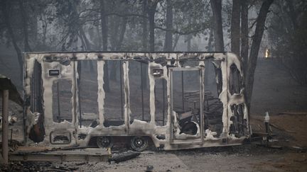 L'ossature m&eacute;tallique d'une remorque totalement incendi&eacute;e, pr&egrave;s de San Andr&eacute;as, en Californie, le 13 septembre 2015. (DAVID MCNEW / GETTY IMAGES NORTH AMERICA)