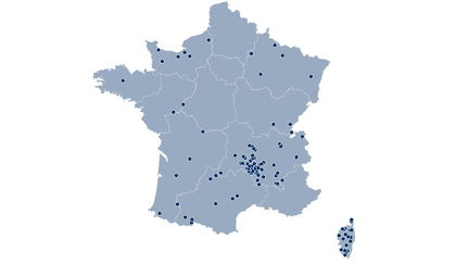 La carte des 106 communes de plus de 100 habitants où le Front national a enregistré, le 6 décembre 2015, un score inférieur à celui du premier tour des régionales de 2010. (CARTODB / FRANCETV INFO)