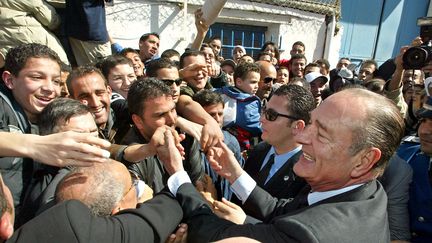 Le président français Jacques Chirac serre la main de ses partisans le 3 mars 2003 à Alger.&nbsp; (PATRICK KOVARIK / AFP)