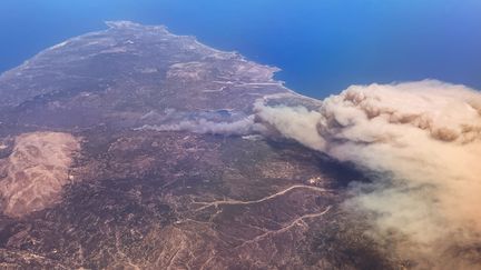 Une vue aérienne des incendies en cours sur l'île de Rhodes, en Grèce, le 22 juillet 2023. (CHRISTOPHE GATEAU / DPA / MAXPPP)