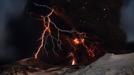 Un orage au dessus du volcan&nbsp;Eyjafjallajokul (Islande)&nbsp;le 17 avril 2010.&nbsp;&nbsp; (LUCAS JACKSON / REUTERS)