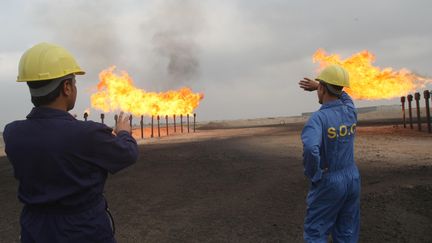 Des ing&eacute;nieurs de la compagnie irakienne de p&eacute;trole sur des champs p&eacute;troliers, &agrave; Bassora (Irak), le 21 janvier 2010. (ESSAM-AL-SUDANI / AFP)