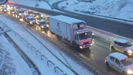 Météo : 22 départements en alerte orange neige et verglas (FRANCE 3)