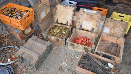 Des armes et munitions saisies par la police judiciaire d'Annecy (Savoie) dans des garages de la région. (Police judiciaire d'Annecy)