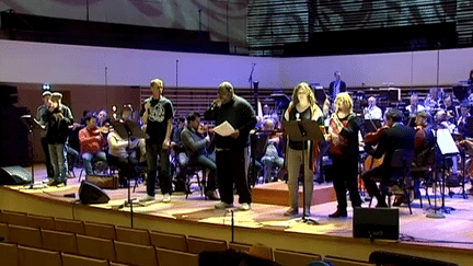 Des slameurs répètent sur scène avec les musiciens de l'Orchestre National de Lille avant le grand concert participatif donné ce 19 mars.
 (Culturebox / Capture d&#039;écran)