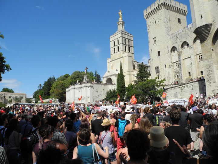 Manifestation des intermittents du festival d'Avignon devant le Palais des Papes
 (LCA/Culturebox)