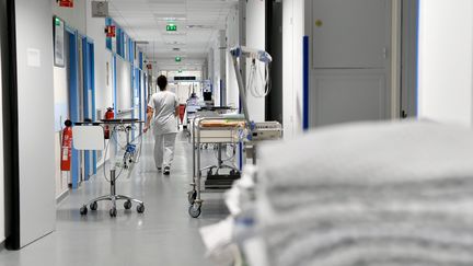 Le couloir d'un hôpital à Mâcon. (KETTY BEYONDAS / MAXPPP)