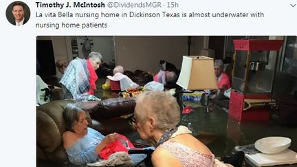 Capture d'écran de la photo postée sur Twitter le 27 août 2017, montrant des résidents d'une maison de retraite de Dickinson, au Texas, pris au piège des inondations. (TIMOTHY J. MCINSTOSH)