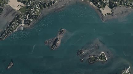 Vue aérienne des Îles Logoden, dans le golfe du Morbihan. (GOOGLE EARTH)