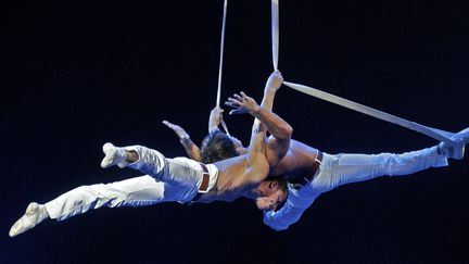 Des artistes du cirque Pinder en représentation à Paris (pelouse de Reuilly) le 23 novembre 2013
 (Paul Charbit / CrowdSpark / AFP)