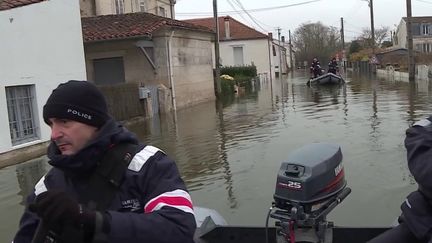 À Saintes, en Charente-Maritime, la commune la plus touchée par les inondations, les autorités ont mis en place un système pour surveiller les maisons et éviter les vols. Certains habitants n'ont pas pu rentrer chez eux depuis huit jours. (France 2)