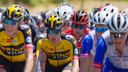 Le leader de la Vuelta, Primoz Roglic (en rouge), lors de la 3e étape de la Vuelta 2021. (ANDER GILLENEA / AFP)