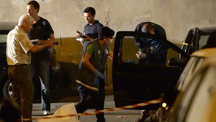 Des policiers dans une rue du 15e arrondissement de Marseille (Bouches-du-Rh&ocirc;ne), o&ugrave; un homme a &eacute;t&eacute; tu&eacute; de plusieurs balles, dans la nuit du 19 au 20 juin 2013. (BHORVAT / AFP)