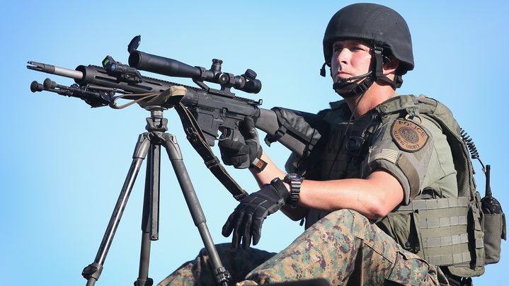 Cette photo d'un policier lourdement &eacute;quip&eacute; surveillant les manifestants de Ferguson (Etats-Unis), mercredi 13 ao&ucirc;t, avait enflamm&eacute; les r&eacute;seaux sociaux. (SCOTT OLSON / GETTY IMAGES NORTH AMERICA / AFP )