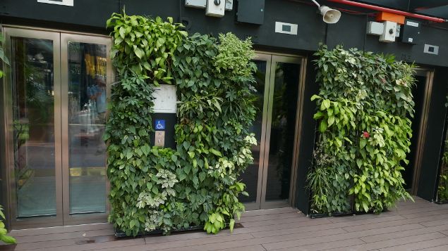 &nbsp; (Les ascenseurs verdoyants du Sofitel So de Singapour "ici, la nature est partout" © E Langlois)