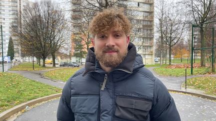 Fabien, 28 ans, membre du collectif "Different Leaders", cité Pierre et Marie Curie à Ivry-sur-Seine. (MANON MELLA / FRANCEINFO)