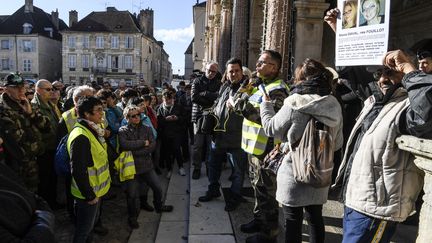 Un gendarme donne des instructions à des volontaires qui s'apprêtent à participer à une battue pour retrouver Alexia Daval, le 30 octobre 2017 à Gray-la-Ville. (PHILIPPE DESMAZES / AFP)