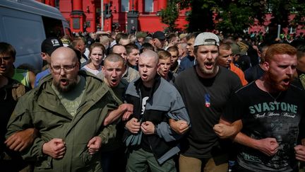 Des manifestants anti-LGBT marchent en marge de la Marche pour l'égalité à Kiev (Ukraine), le 18 juin 2017. (GLEB GARANICH / REUTERS)