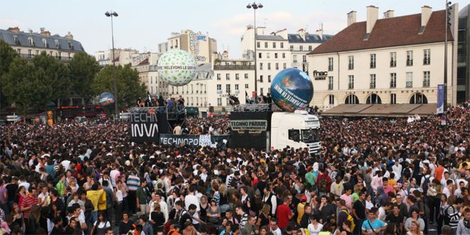 La foule de la Techno Parade place de la Bastille à Paris.
 (Technopol)