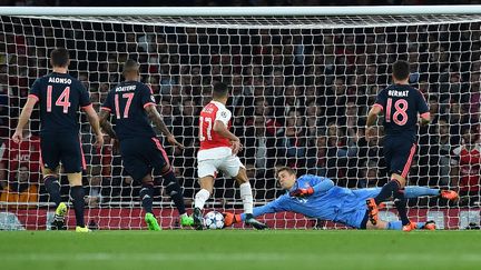 Pour le meilleur et pour le pire... Avant de se trouer sur le but d'Olivier Giroud, Manuel Neuer avait repoussé l'échéance à plusieurs reprises dont une parade monstrueuse sur Walcott... (BEN STANSALL / AFP)