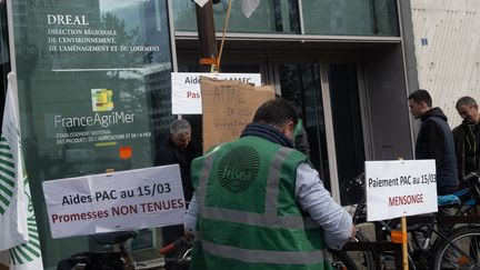 Des agriculteurs de la FDSEA manifestent devant la DRAAF (direction régionale de l'alimentation, de l'agriculture et de la forêt) de Nantes (Loire-Atlantique), le 20 mars 2024. (ESTELLE RUIZ / HANS LUCAS via AFP)