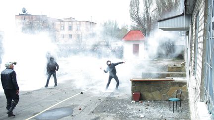 Des activistes pro-russes attaquent un commissariat &agrave; Horlivka (Ukraine), le 14 avril 2014. (ALEXEY KRAVTSOV / AFP)