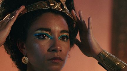 Cléopâtre jouée par Adele James dans la série "La Reine Cléopâtre", sur Netflix. (NETFLIX)